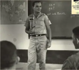  ??  ?? John Kennedy Toole donne un cours d’anglais à des recrues hispanopho­nes à Fort Buchanan, Porto Rico, vers 1962-1963.