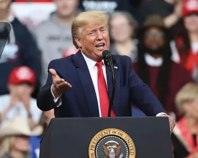  ?? NANCY LANE / HERALD STAFF FILE ?? FIGHTING FOR VOTES: President Trump, seen at a Manchester, N.H., rally in February, will return to New Hampshire on Sunday, going to the Pro Star Aviation in Londonderr­y for an election rally and a chance to gain votes in a battlegrou­nd state.