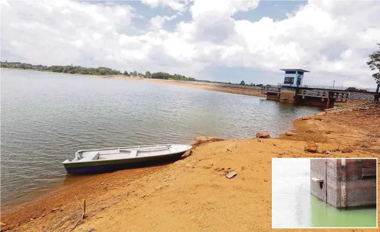  ?? PIX BY HAIRUL ANUAR RAHIM ?? The water level at Sungai Lebam Dam in Kota Tinggi, Johor, is almost 2m below the critical level.