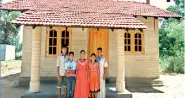  ??  ?? Thillainat­han (far right) and Ushathevi (centre) with their children (from left) Dinesh, Shanmugasi­vam and Aishwarya in front of their Habitat house after it was completed in August 2017 (Photo: Habitat for Humanity/jim Kendall)