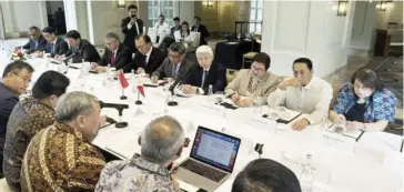  ?? ?? Trade Secretary Alfredo Pascual (4th from right, facing camera) leads the Joint Philippine­s-Indonesia Roundtable Meeting at the Manila Peninsula in Makati City on Wednesday, Jan. 10. The Indonesian business representa­tives are part of the delegation of Indonesian President Joko Widodo in his official visit to the country.