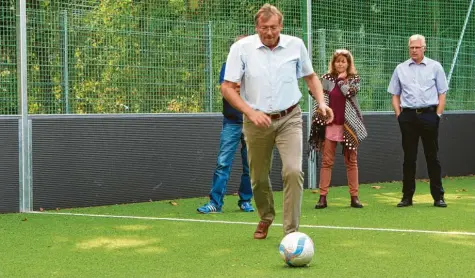  ?? Foto: Fabian Kluge ?? Der fußballbeg­eisterte Oberbürger­meister Bernhard Gmehling trat am Montag auch selbst gegen den Ball auf dem neuen Platz an der Donauwörth­er Straße. Seit drei Wochen können Jugendlich­e die Anlage nutzen. 110 000 Euro hat das Projekt insgesamt gekostet.