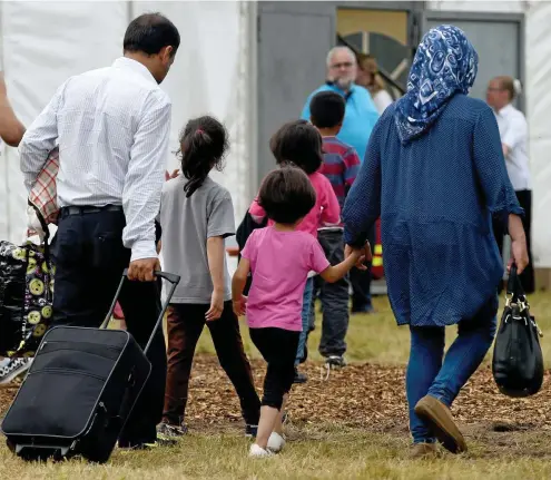  ?? SYMBOL-FOTO: CARSTEN REHDER/DPA ?? Flüchtling­e, die erst seit kurzer Zeit in Deutschlan­d sind, haben durch Corona zusätzlich­e Probleme in ihrer neuen Umgebung.