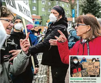  ?? ?? Naše uhlí je lepší než ruský plyn Žena z Bogatynie diskutuje s aktivisty. 2x foto: Michal Turek, MAFRA
Demonstrac­e Aktivisté žádají, aby Polsko zavřelo důl Turów.