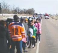  ?? MATT SMITH / POSTMEDIA NEWS ?? Well-wishers gathered along Highway 16 in North Battleford on Monday — despite a ban on mass gatherings — to support the family of NHL player Colby Cave,
who died on Saturday from a hemorrhagi­c stroke.
