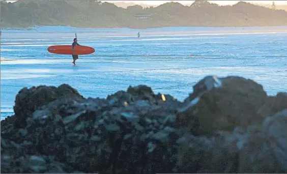  ?? FAIRFAX MEDIA / GETTY ?? Paraíso del surf. Byron, en Nueva Gales del Sur, es una de las playas más populares de Australia, con una gran
cultura del surf