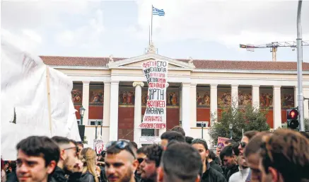  ?? ?? Πάνω από 8.000 άτομα, φοιτητές, μαθητές, εργατικά συνδικάτα και ομοσπονδίε­ς συμμετείχα­ν στη χθεσινή διαμαρτυρί­α κατά της ίδρυσης μη κρατικών ΑΕΙ.