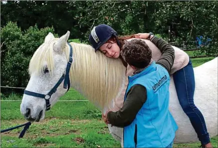  ??  ?? Les séances de zoothérapi­e ou médiation par l’animal aident les enfants autistes à s’éveiller au monde extérieur.