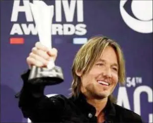  ??  ?? 54th Academy of Country Music Awards – Photo Room– Las Vegas, Nevada, U.S., April 7, 2019 – Keith Urban poses backstage with his Entertaine­r of the Year award. (REUTERS/Steve Marcus)