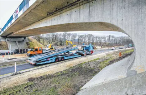  ?? FOTO: THOMAS SIEDLER ?? Die Arbeiten für den vierspurig­en Ausbau der B29 liegen im Zeitplan.