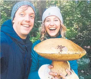  ?? DAVID SWAB ?? Olya Kutsiuruba and David Swab show off the 3-kg mushroom they found in a Vancouver forest.