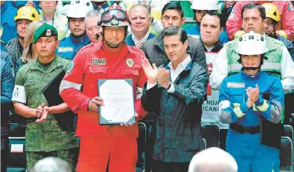  ?? JESÚS QUINTANAR ?? Durante la ceremonia, el mandatario pidió un minuto de aplausos para reconocer a todos los brigadista­s.