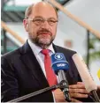  ?? Foto: dpa ?? Er kann nichts dafür, aber es trifft ihn: Martin Schulz.