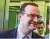  ??  ?? Lächelnd kommt Jens Spahn zur Sitzung der CDU-Fraktion. F: dpa