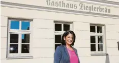  ?? Foto: Sabine Roth ?? Sonja Gerster von Gersters Genusswerk­statt übernimmt das Gasthaus Zieglerbrä­u am Marienplat­z in Friedberg.