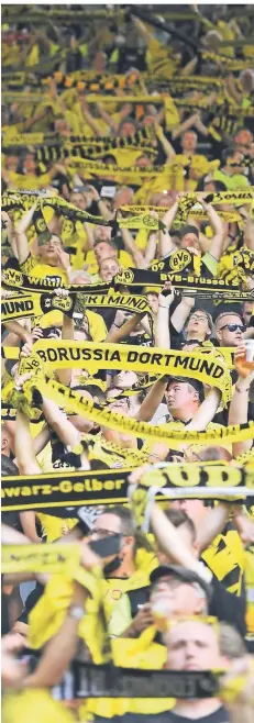  ?? FOTO: INA FASSBENDER/AFP ?? Beinahe alle geimpft oder genesen: Zuschauer in Dortmund am ersten Bundesliga-spieltag gegen Frankfurt. Der BVB lässt fast ausschließ­lich Geimpfte und Genesene ins Stadion.