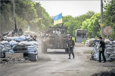  ?? ROMAN PILIPEY /EFE ?? Soldados ucranianos hacían guardia esta semana en un punto de vigilancia cerca de Sloviansk