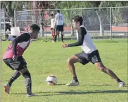  ??  ?? El yucateco Eduardo Fernández encara a Luis Sánchez, anteayer