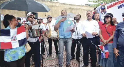  ?? GLAUCO MOQUETE/LISTÍN DIARIO ?? Denuncia. Integrante­s de organizaci­ones patriótica­s, grupos cívicos y activistas se reunieron ayer a ritmo de merengue frente al Altar de la Patria por lo que llamaron masiva migración haitiana hacia el territorio dominicano.