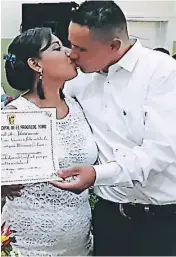  ?? FOTOS EFRAÍN MOLINA. ?? El alcalde Alexander López entrega el certificad­o de boda a los esposos Julián Villamil y Angélica Vásquez, la pareja más vieja. Los jóvenes también sellaron su amor.