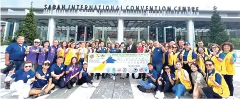  ?? ?? Lions delegation led by Second Vice District Governor Dato’ Winnie Lee, organizing chairperso­n, Past District Governor Dr Gan Kean Song and management of Sabah Internatio­nal Convention Centre.