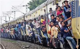  ?? — PTI ?? Passengers, flouting Covid-appropriat­e behaviour, travel in a overcrowde­d train amid the coronaviru­s pandemic in Patna on Monday.