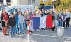  ?? FOTO: JUTTA FREUDIG ?? Das France-Mobil mit Lektorin Perrine Jaeger besuchten die ReischachR­ealschule in Immendinge­n und brachten den Schülern französisc­he Sprache und Kultur näher.