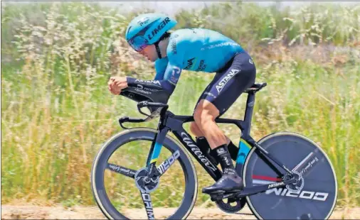  ??  ?? Ion Izagirre rueda durante la crono de ayer en Busot en la que se proclamó campeón de España de contrarrel­oj.