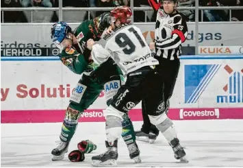  ?? Foto: Siegfried Kerpf ?? Beim jüngsten Duell zwischen Augsburg und Köln im Curt-Frenzel-Stadion legten der Panther Adam Payerl (links) und Kapitän Moritz Müller einen Faustkampf ein.