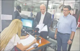  ??  ?? Rubén Cáceres, secretario general del sindicato Seodinac (der), junto con su abogado patrocinan­te, Eduardo Pérez, presentaro­n la denuncia en la Fiscalía General.