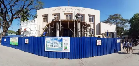  ?? — Chris Navarro ?? FACE LIFT. The old municipal town hall of Apalit is undergoing renovation as the local government unit and the provincial government have partnered together to make the project a reality.