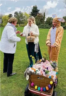  ?? ELKE-MARIA PÖTZSCHKE ?? Die Heldrunger Zwiebelpri­nzessin half dem Osterhasen und den Kindern bei der Eiersuche im Schwimmbad.