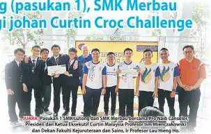  ??  ?? JUARA: Pasukan 1 SMK Lutong dan SMK Merbau bersama Pro Naib Canselor, Presiden dan Ketua Eksekutif Curtin Malaysia Profesor Jim Mienczakow­ski dan Dekan Fakulti Kejurutera­an dan Sains, Ir Profesor Lau Hieng Ho.