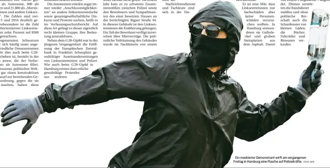  ?? FOTO: DPA ?? Ein maskierter Demonstran­t wirft am vergangene­n Freitag in Hamburg eine Flasche auf Polizeikrä­fte.