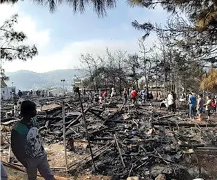  ??  ?? A fire destroyed many tents at the camp on Samos, Greece. The already displaced refugees had to deal with the aftermath of the fire.