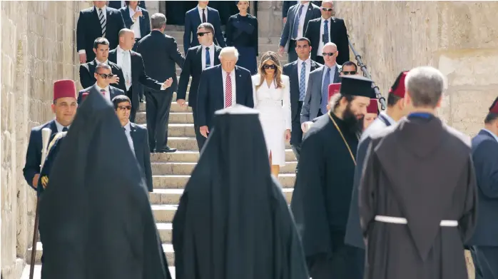  ?? FOTO: EVAN VUCCI/AP ?? Kyrkobesök. Donald Trump och hans hustru Melania besökte den Heliga gravens kyrka i Jerusalem under sitt statsbesök i Israel i går. I dag åker Trump till Betlehem för att träffa palestinie­rnas president Mahmud Abbas.