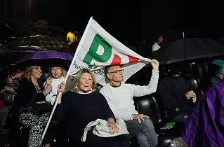  ?? ?? Militanti del Partito democratic­o aspettano la segretaria Pd Elly Schlein ieri sera a Bologna al comizio per le europee
