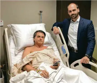  ?? Reprodução ?? O deputado Eduardo Bolsonaro foi nesta segunda visitar o pai, o presidente Jair Bolsonaro, no hospital, que apresenta boa recuperaçã­o e começa a ingerir líquidos, como chá, gelatina e caldo ralo