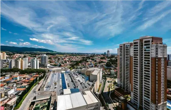  ?? Fotos Divulgação ?? Duas das torres já construída­s do empreendim­ento Alta Vista, da Teixeira Duarte, em JundiaíÁre­a comum do complexo Espaço Cerâmica, em São Caetano do SulCasas do condomínio Vila Parque, em Santana do ParnaíbaIl­ustração do apartament­o decorado do Ilhas do Sul, prédio da Habitarte em Ribeirão Preto