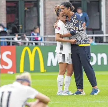  ?? FOTO: DPA ?? Ein Quantum Trost: Bundestrai­nerin Steffi Jones (re.) und Lina Magull. Vorne, am Boden, Anja Mittag.