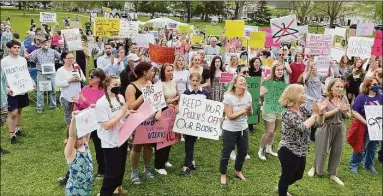  ?? Sarah Kyrcz / Hearst Connecticu­t Media ?? About 300 people gathered on the Guilford Green for the “Stand Up & Fight for Reproducti­ve Rights” rally on Saturday.