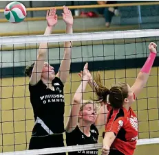  ?? RP-FOTO: STADE ?? Ähnlich unkoordini­ert darf Haus Doppelbloc­k mit Katharina Pohl (2) und Anne Ziems im Topspiel gegen Rumeln nicht oft sein.