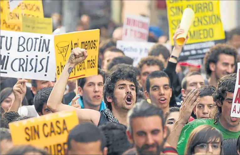  ??  ?? Las protestas de los jóvenes por un futuro incierto se han sucedido en estos años de crisis