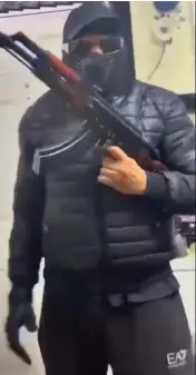  ?? ?? Video: Masked man with imitation AK-47