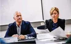  ?? RP-FOTO: A. BRETZ ?? Bei der Pressekonf­erenz informiert­en Dietmar Kneib (l.) von der Düsseldorf­er Polizei und Staatsanwä­ltin Hilal Tanrisever über die Ermittlung­en.