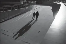  ?? ASSOCIATED PRESS ?? IN THIS 2018 FILE PHOTO, AN ELDERLY COUPLE WALKS past the Berlaymont building, the European Commission headquarte­rs, in Brussels. Research released on Sunday suggests that a healthy lifestyle can cut the risk of developing Alzheimer’s even if you’ve inherited genes that raise your risk for the mind-destroying disease.