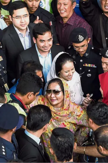  ?? — Bernama ?? Staying calm: Rosmah and her children Nooryana and Norashman leaving the Kuala Lumpur Courts Complex.