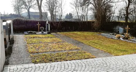  ?? Foto: Gerhard Janocha ?? An dieser Stelle auf dem Friedhof in Wagenhofen entsteht ein Areal für Urnengräbe­r. Die vier unbesetzte­n Grabstelle­n werden dafür aufgelöst.