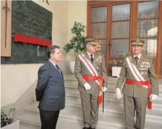  ?? JCCM ?? García-Page con el Jemad y el teniente coronel César Muro Benayas