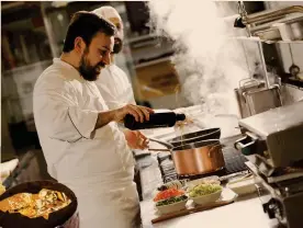  ??  ?? Passato e futuro. A fianco Massimilia­no Mascia in cucina, rappresent­a la continuità e il futuro del ristorante; sotto, uno dei piatti storici, la Torta fiorentina Nino Bergese
(il maestro che ha avviato il ristorante) con sorbetto alla pera